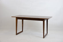 Load image into Gallery viewer, Dänischer Vintage Palisander Couchtisch mit Kufenbeinen