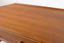 Load image into Gallery viewer, Freistehender Teak Schreibtisch von Svend Aage Madsen für Sigurd Hansen, 1958