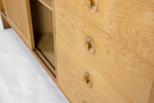 Load image into Gallery viewer, Eichenholz Schrank von Hans J. Wegner für Ry Mobler, 1960er
