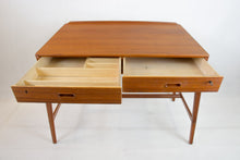 Load image into Gallery viewer, Freistehender Teak Schreibtisch von Svend Aage Madsen für Sigurd Hansen, 1958