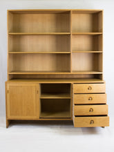 Load image into Gallery viewer, Eichenholz Schrank von Hans J. Wegner für Ry Mobler, 1960er