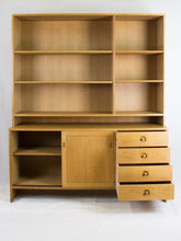 Load image into Gallery viewer, Eichenholz Schrank von Hans J. Wegner für Ry Mobler, 1960er