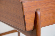 Load image into Gallery viewer, Freistehender Teak Schreibtisch von Svend Aage Madsen für Sigurd Hansen, 1958