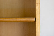 Load image into Gallery viewer, Eichenholz Schrank von Hans J. Wegner für Ry Mobler, 1960er