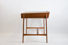 Load image into Gallery viewer, Freistehender Teak Schreibtisch von Svend Aage Madsen für Sigurd Hansen, 1958