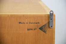 Load image into Gallery viewer, Eichenholz Schrank von Hans J. Wegner für Ry Mobler, 1960er