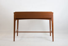 Load image into Gallery viewer, Freistehender Teak Schreibtisch von Svend Aage Madsen für Sigurd Hansen, 1958