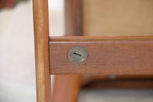 Load image into Gallery viewer, Freistehender Teak Schreibtisch von Svend Aage Madsen für Sigurd Hansen, 1958