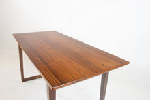 Load image into Gallery viewer, Dänischer Vintage Palisander Couchtisch mit Kufenbeinen